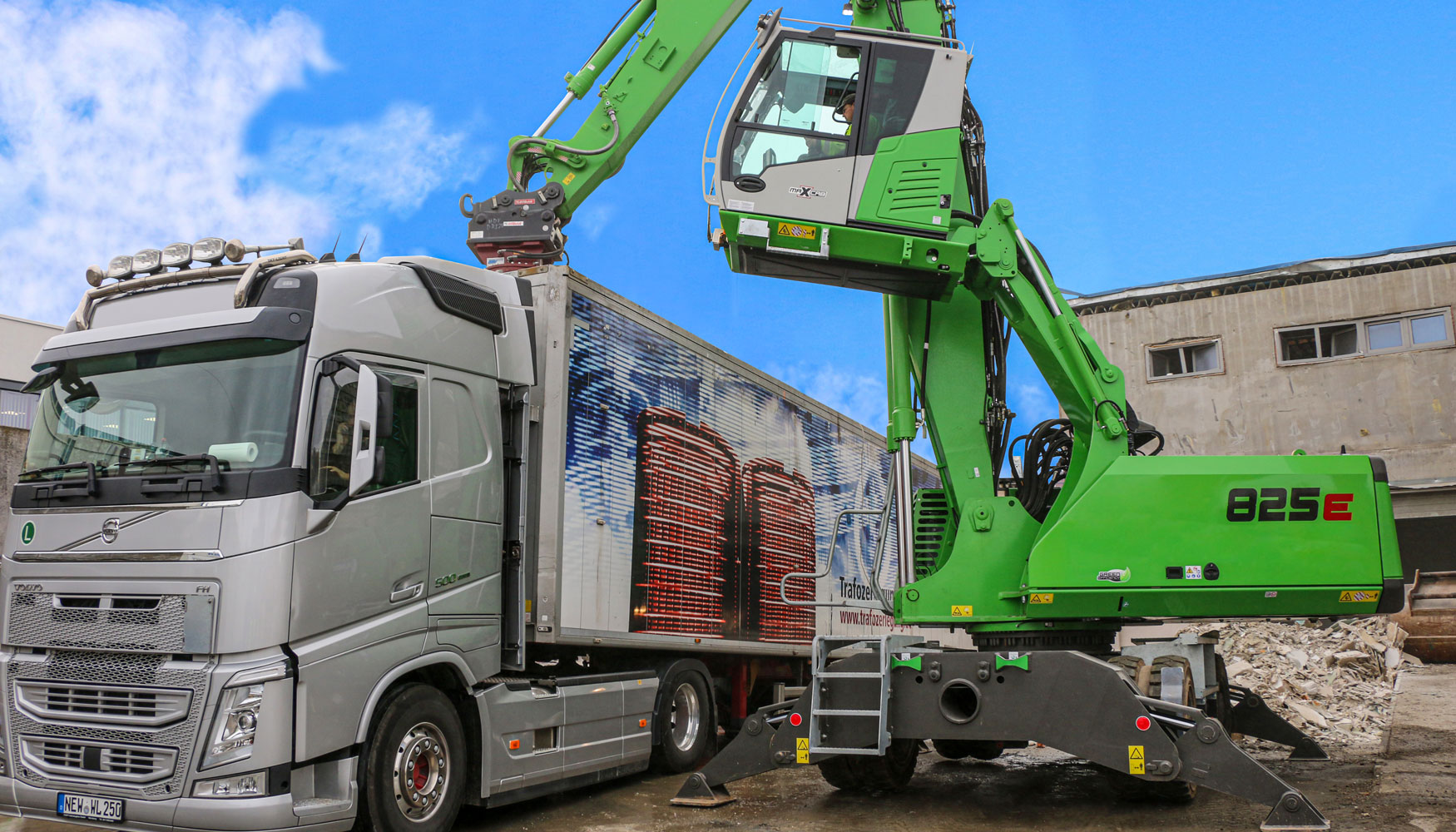 La cabina elevable permite tener una ptima visibilidad a la hora de cargar los residuos de la demolicin en los camiones...