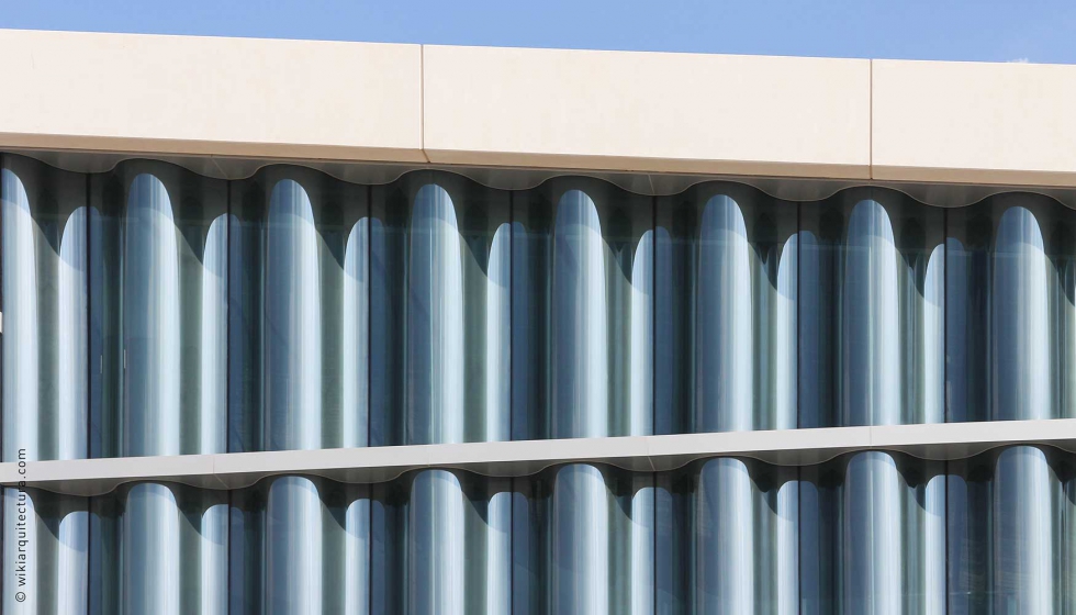 Detalle de los acristalamientos curvos de Cricursa para la fachada de la Biblioteca Nacional de Qatar. Foto: wiquiarquitectura.com...