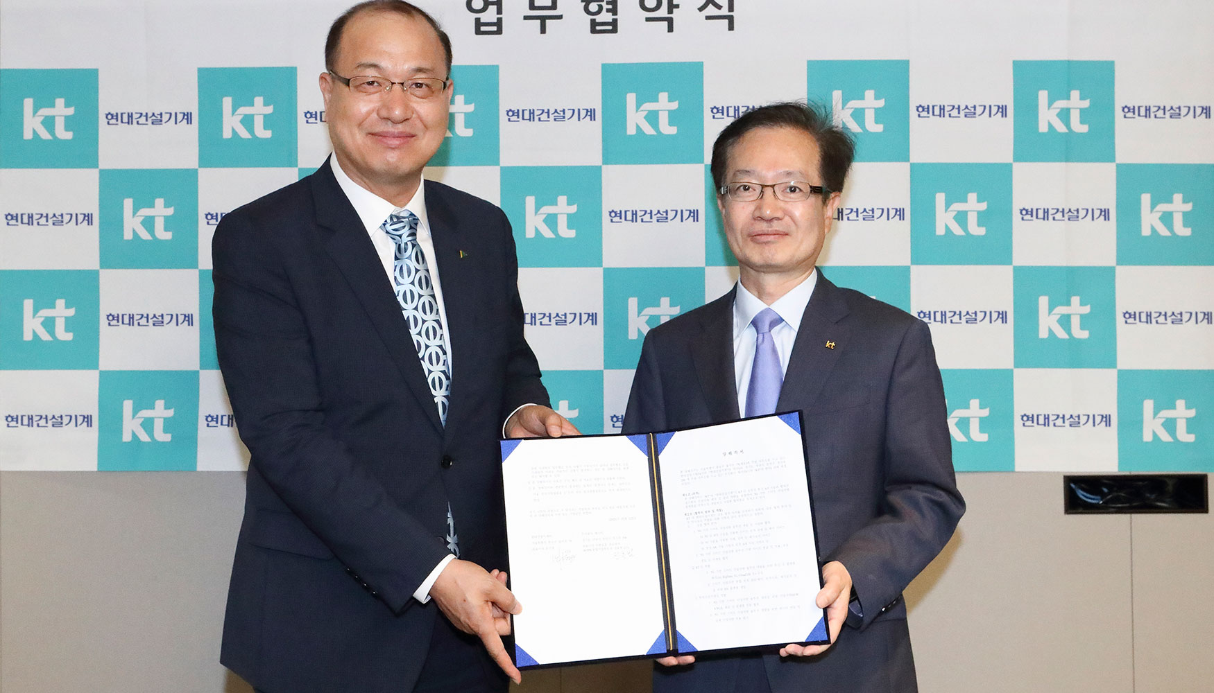 De izquierda a derecha: Kong Ki-young, presidente de Hyundai CE, y Jeon Hong-beom, vicepresidente de KT