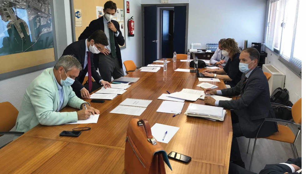El consejero delegaro de Aitasa, Marc Fargas, a la izquierda, firmando el acuerdo de financiacin de la nueva planta...