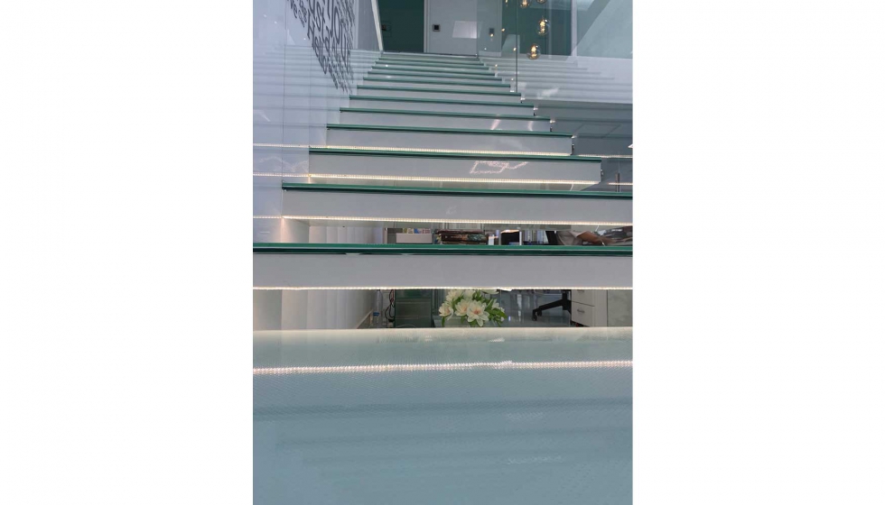 Las escaleras en vidrio templado son una de las soluciones que puede ofrecer Cristalux
