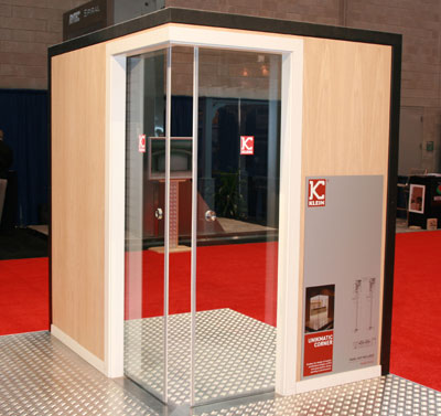 El modelo Unikmatic Corner es un sistema sincrnico compacto de puertas correderas de vidrio para cerramientos de esquina en ngulo de 90...