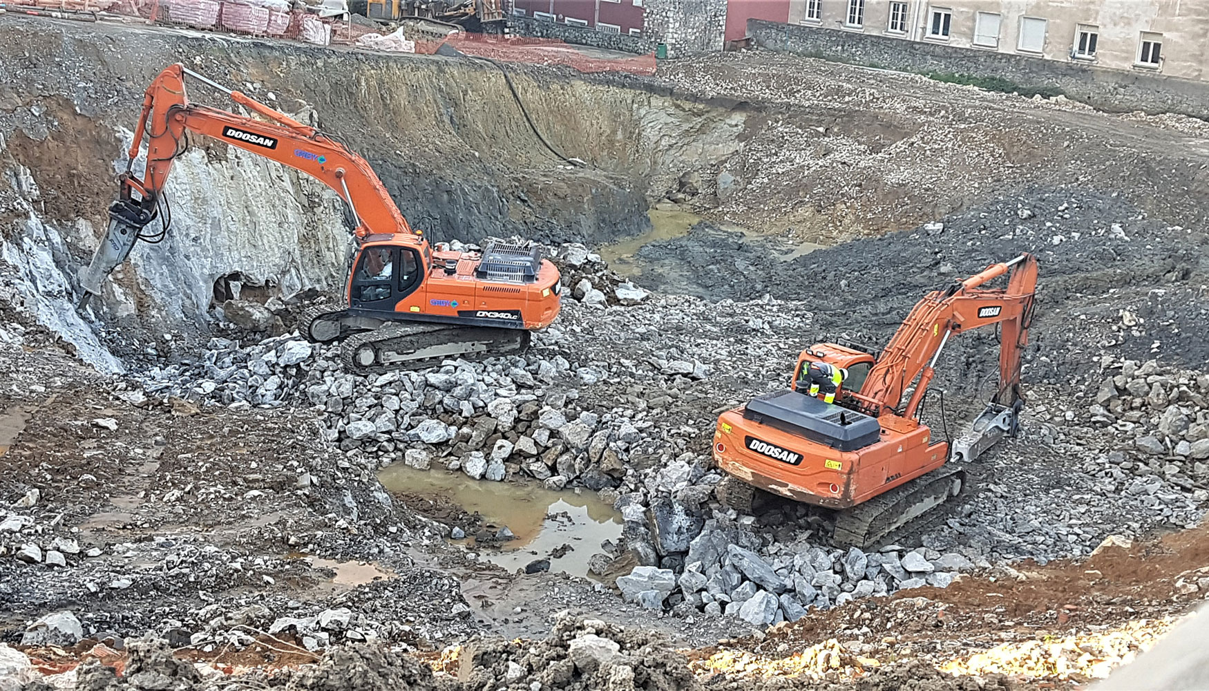 Dos de las excavadoras Doosan que están trabajando en este proyecto en Santander