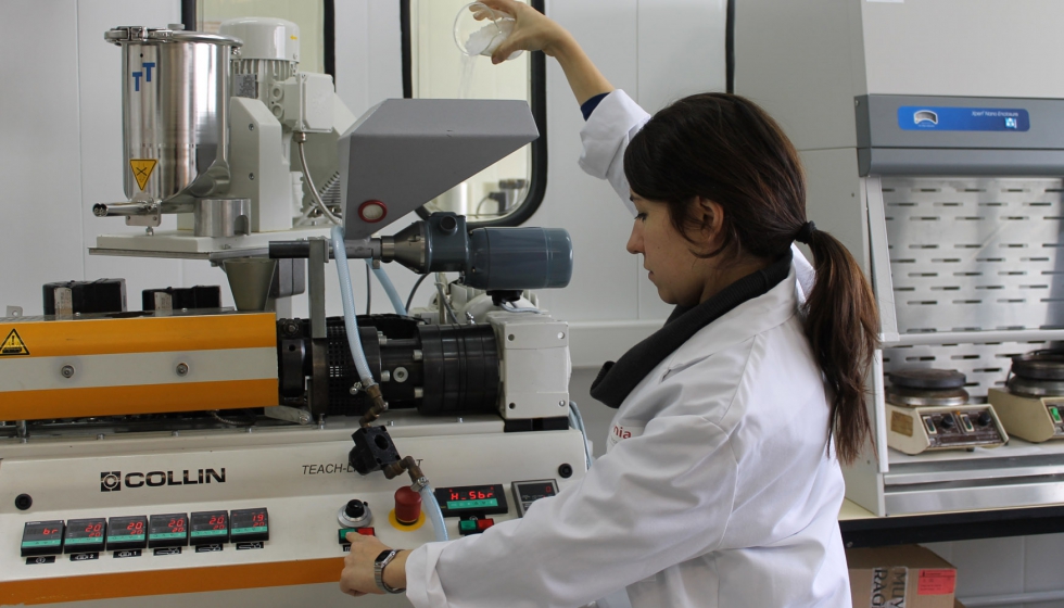 Leonor Pascual en el laboratorio