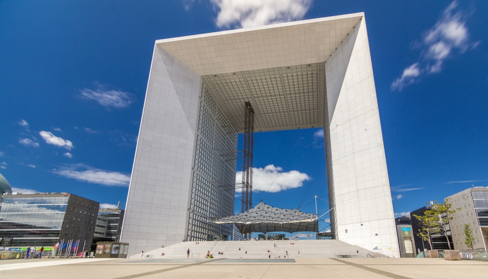 La Grande Arche de Puteaux es a la vez monumental y funcional, despus de su exitosa rehabilitacin y modernizacin que mantuvo su aspecto original...