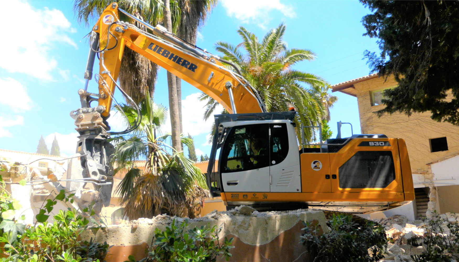 Dos Mas Group emplear la R930 para sus trabajos de excavacin, canalizacin, demolicin y en la carga de camiones baera...
