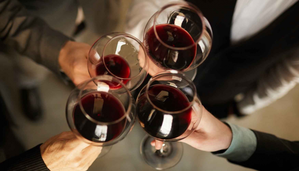 Solo el vino (tranquilos y espumosos), probablemente por el efecto de los polifenoles, puede reducir el riesgo de cardiopata isqumica...