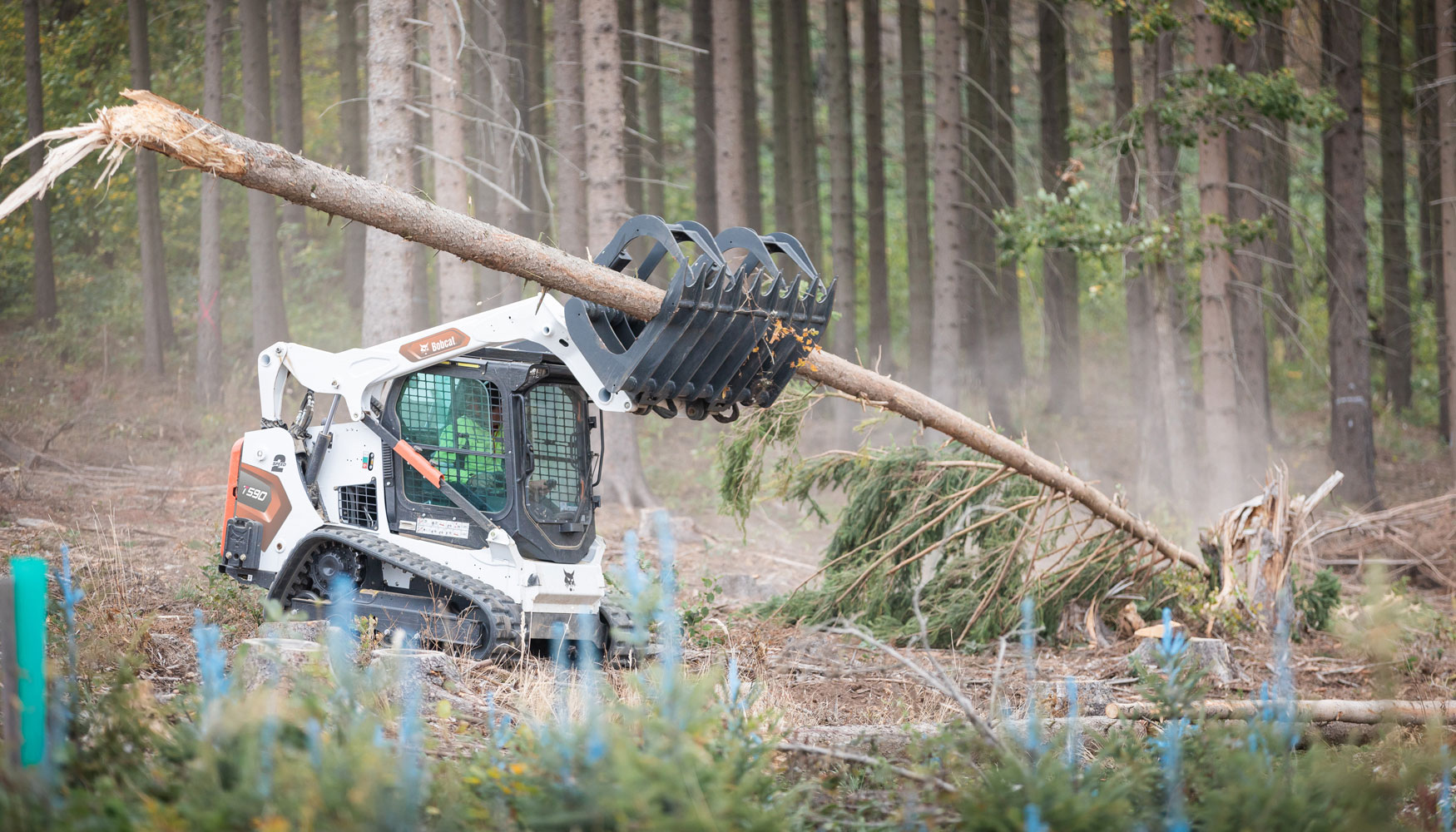 En aplicaciones agrcolas y forestales las cargadoras compactas de orugas de Bobcat tambin demuestran su alto potencial...