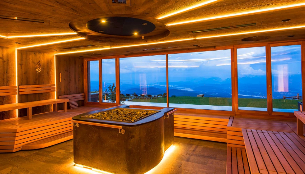 A travs de la ventana panormica de ocho metros de longitud, la denominada sauna de los conciertos ofrece una vista de ensueo...