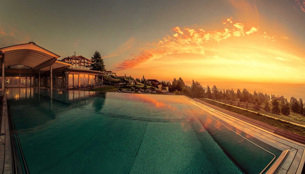 La piscina infinita de 25 metros de longitud es una de las 13 opciones de bao que ofrece el complejo hotelero...
