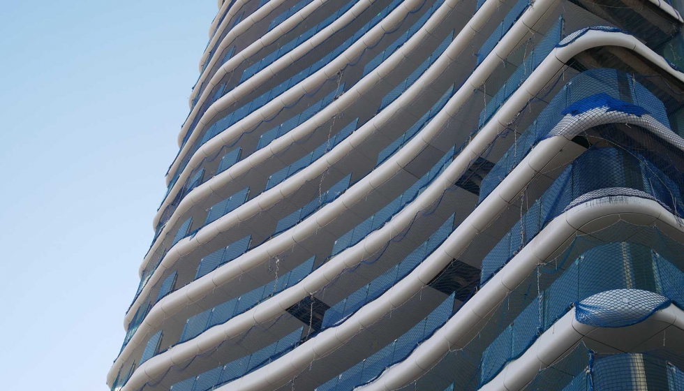 Detalles de los balcones de la fachada son de GRC con baranda de vidrio