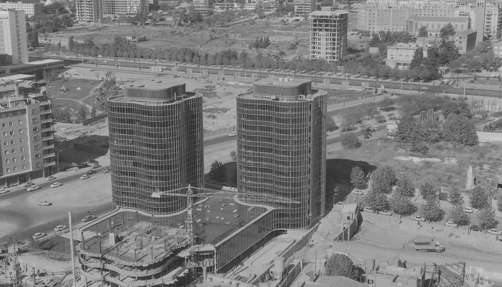 7. Las dos ltimas torres en construccin en octubre de 1968. TAF Helicpters / Arxiu Nacional de Catalunya