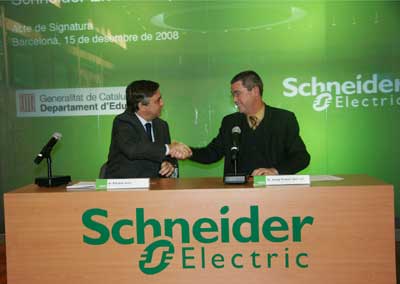 Firma del convenio a cargo de Enrique Valer (izquierda), director general de Schneider Electric para la Zona Ibrica; y Josep Franc...