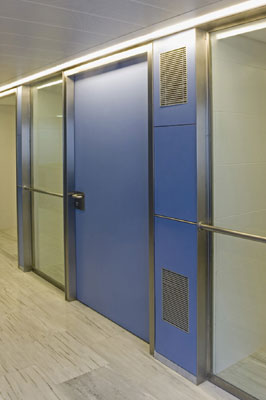 Durante el pasado mes de diciembre Mobelmol finaliz la instalacin de las puertas tcnicas de madera encargada por la UTE Terminal Aeropuerto...