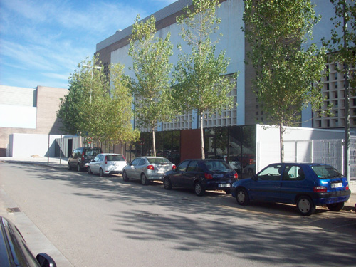 Vista exterior de BioPol con la UB al fondo. La edificacin se ha integrado perfectamente con las construcciones colindantes...