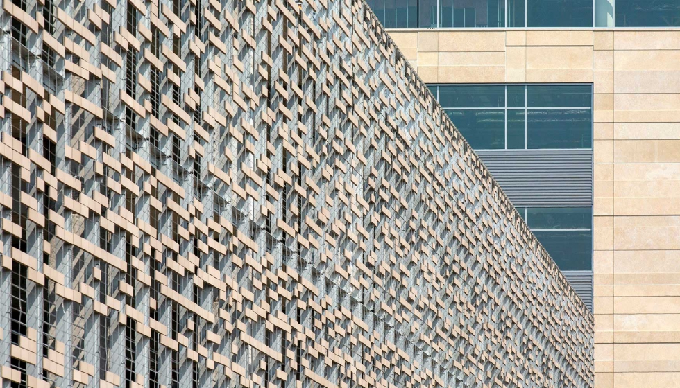 Detalle de la fachada del aparcamiento