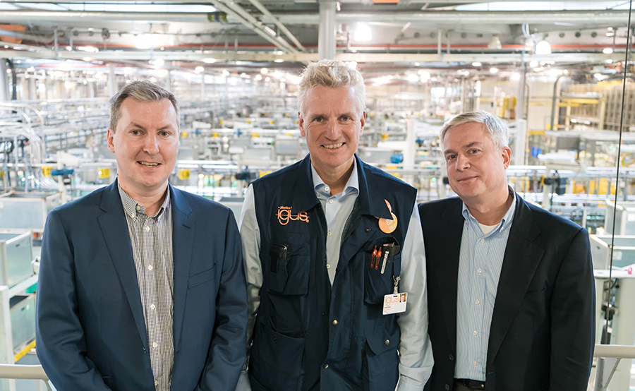 Steve Mahon, CEO da Mura Technology Limited ( esquerda), Oliver Borek, CEO da Mura Europa GmbH ( direita), e Frank Blase...