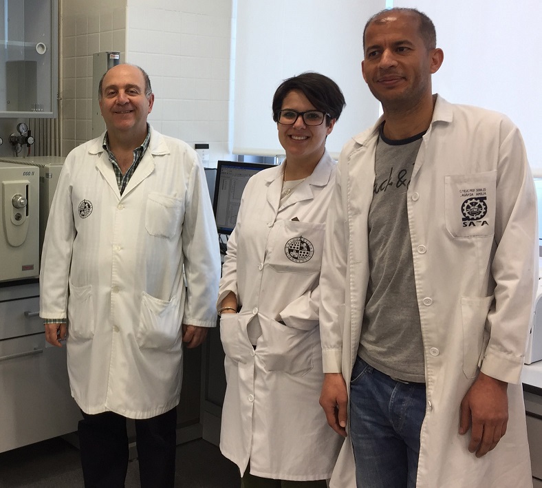 De izquierda a derecha, los investigadores Evaristo Ballesteros, Laura Palacios y Abdelmonaid Azzouz