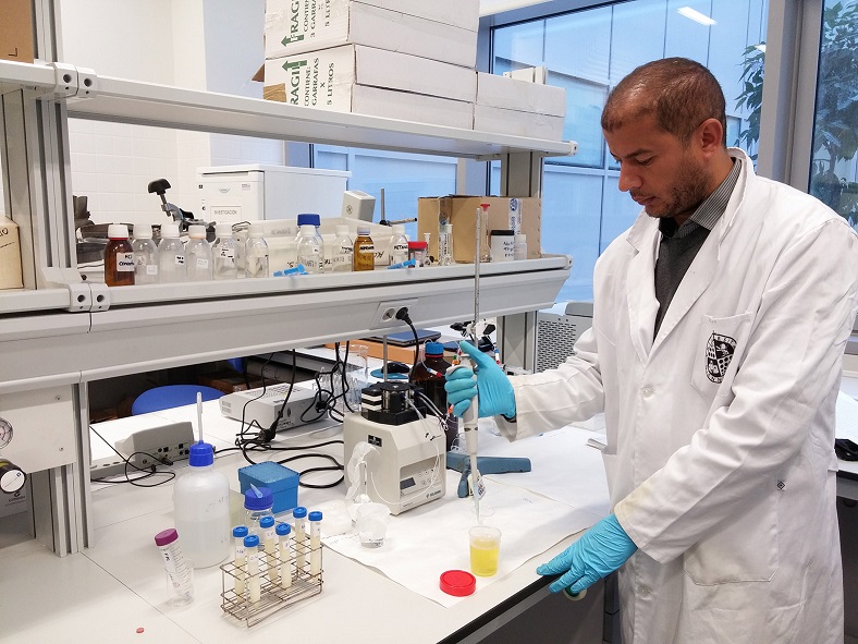 El investigador Abdelmonaid Azzouz toma muestras en el laboratorio