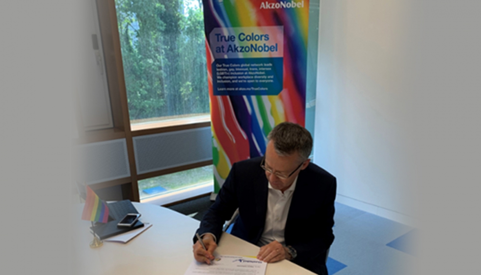 Thierry Vanlancker, CEO de AkzoNobel, firmando la Declaracin de Amsterdam