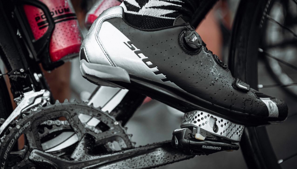 La cala fabricada adicionalmente colocada entre el zapato y el pedal en la bicicleta de carreras de Stevin Creegan. Foto: GE Additive...