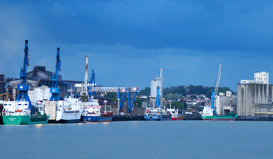 Puerto de Bayona en pleno funcionamiento