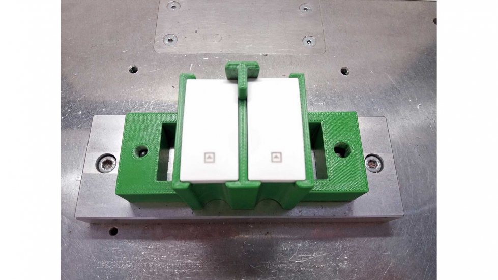 Herramienta de la lnea de montaje impresa en 3D diseada para sujetar los interruptores durante el proceso de produccin...