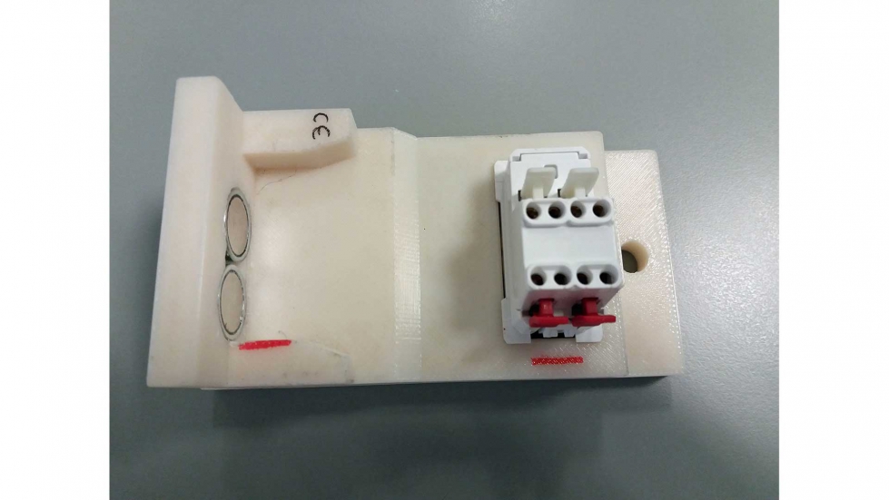 Herramienta de lnea de montaje impresa en 3D, diseada para sujetar los interruptores durante las operaciones de marcado lser...