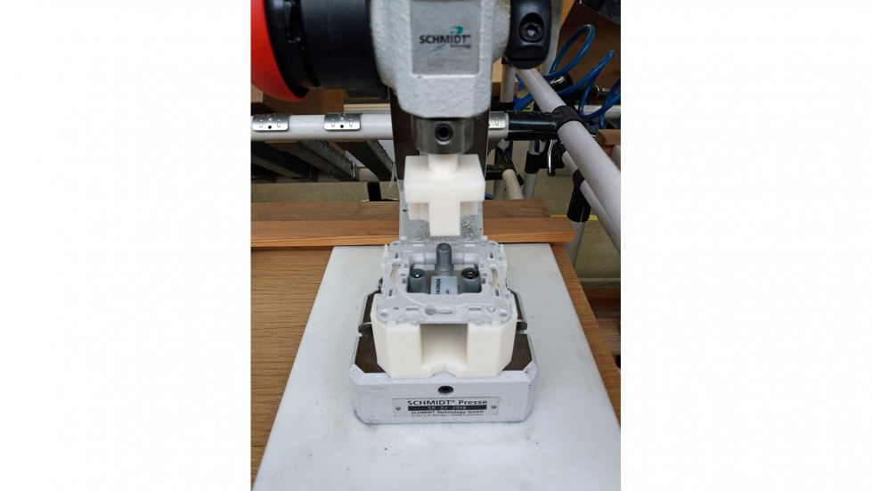Schneider Electric disea e imprime en 3D la herramienta de soporte y la herramienta superior de sus prensas manuales...