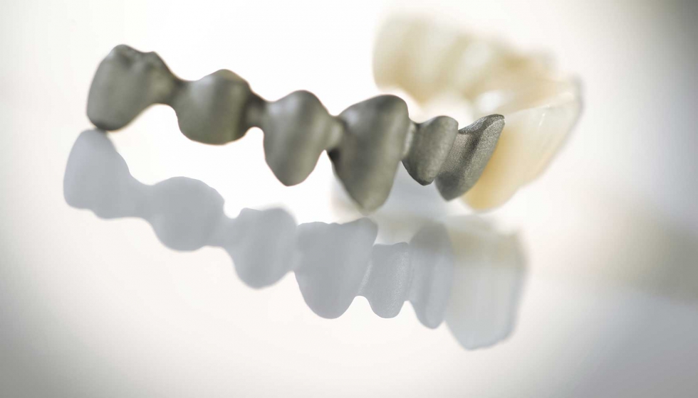 Los componentes dentales 3D en la placa de un equipo de fusión láser de metal. Foto: Concept Laser
