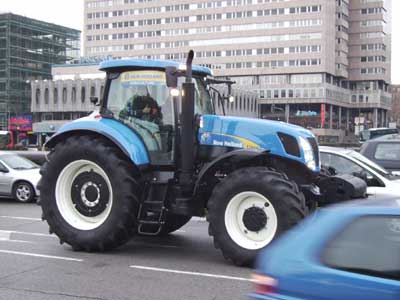 El tractor de New Holland circulando por Madrid, para promocionar 'Granjero busca esposa'