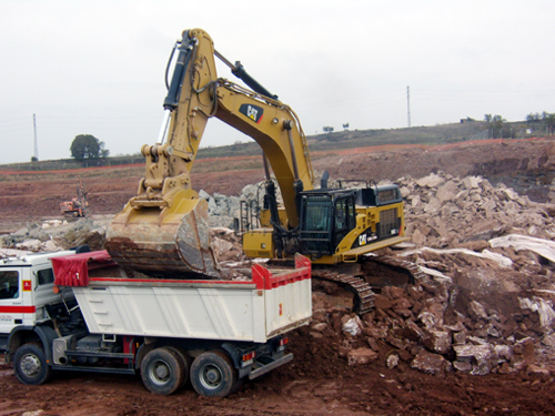 Excavacions Vil Vila ha adquirido una excavadora Caterpillar 365C que, actualmente, est haciendo una excavacin en roca con un martillo de 6 t...