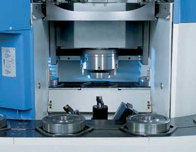 Las piezas acabadas se trasladan de la zona de trabajo a la cinta transportadora mediante el cabezal 'pick-up'