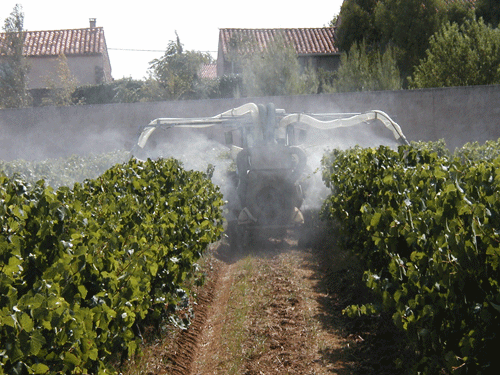 The Radiant X 4 nebuliser is specially designed to treat vineyards in espalier