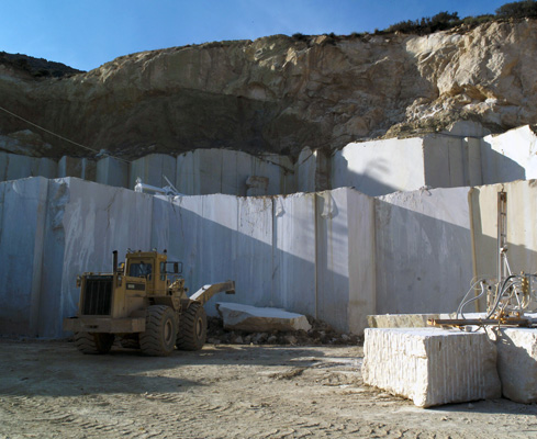 Macael est situado a 535 m de altitud, en la zona norte de la provincia en la comarca del Almanzora, al pie de la Sierra de Filabres...