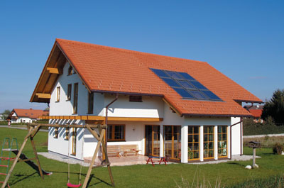 Instalar las ventanas de cubierta combinadas con captadores solares Velux permite el uso de los espacios bajocubierta