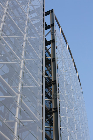  El empleo de DuPont SentryGlas permiti una considerable reduccin de peso de los paneles de vidrio laminados y la utilizacin de una estructura de...