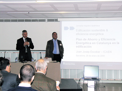 A la izquierda, el delegado de la Oficina Comercial de Austria en Barcelona, Christian Gessl, presentando la ponencia de Joan Josep Escobar (derecha)...