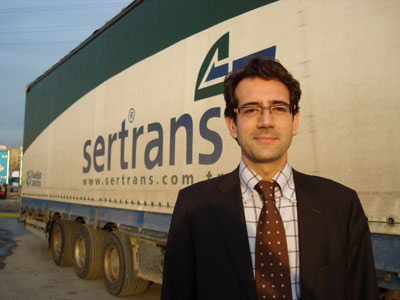 Albert Solana, nuevo 'Product Manager Turqua' del Grupo Moldtrans junto a un camin de Sertrans Logistics