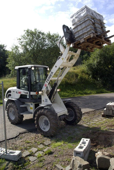The compact loader can load 1440 kg with a spoon of 0.8 cubic metres