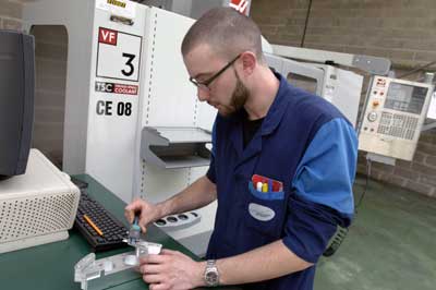 �Fabricaremos aqu� el coche de carreras, en una m�quina Haas, en menos de una semana trabajando dos turnos diarios�, explica Jean Michel Vallet...