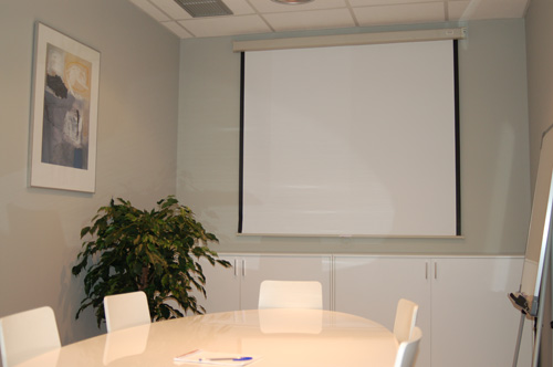 La sala de reuniones cuenta con capacidad para 8 personas y est equipada con conexin a Internet, pizarra, pantalla de proyeccin...