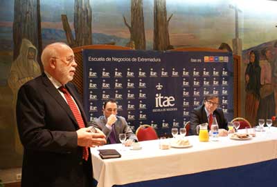 Angel Lozano, during his speech at the breakfast meeting organized by the Itae