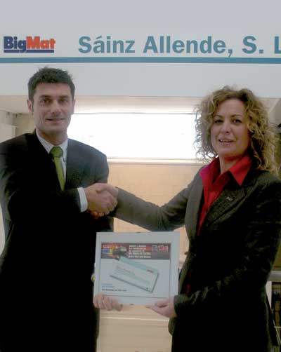 Manuela Fernndez receives the journey from the hands of Bittor Domnguez, responsible for trade of Krafft