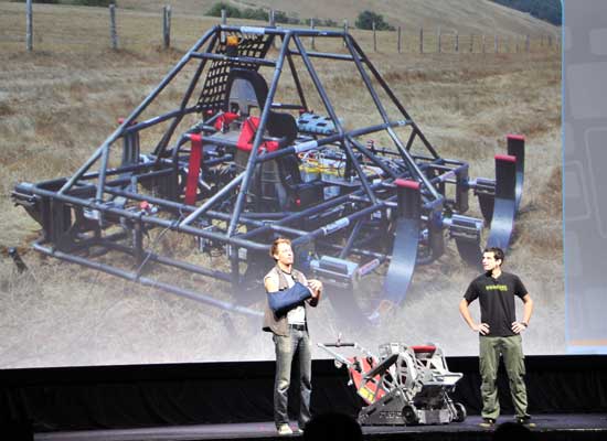 Mike North (a la izquierda) y Joe Grand (a la derecha), nos mostraron una coleccin de prototipos (algunos muy 'locos')...