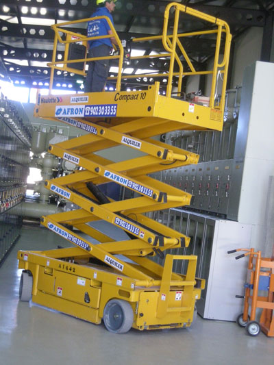 Compact 10 de Afron es una plataforma tipo tijera elctrica con una capacidad de 450 kg, una altura de trabajo de 10,14 m...