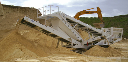 Criba de agitaci�n directa como unidad independiente, trabajando en la cantera