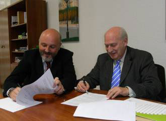 Firma del acuerdo por el director general de la Fundacin Ecolec, Jos Ramn Carbajosa y el director general de la sociedad Perfil Estudios de Cocina...