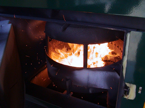 Se han instalado dos chimeneas independientes (una por caldera) con un aislamiento de lana de roca de un espesor mnimo de 30 mm y que no sobrepasan...