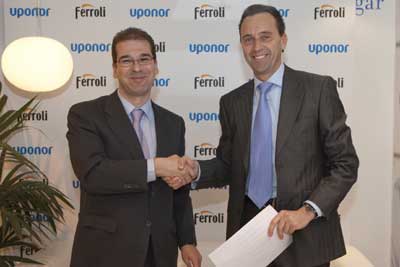 Firma entre los representantes de Uponor y Frroli